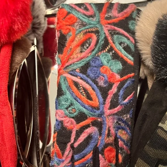 Elegant Red Fur-Trimmed Gloves - Picture 2 of 4